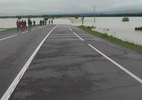 UPDATE: COD ROȘU de inundații, prelungit! Două persoane au murit, iar șoseaua E85 a fost «înghițită» de puhoaie