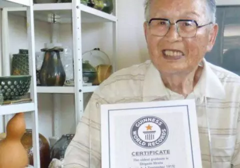 Record mondial: Un japonez a absolvit facultatea la 96 de ani