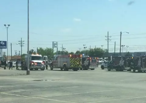 Teroare în SUA: O persoană înarmată a luat ostatici mai mulți angajați ai unui supermarket