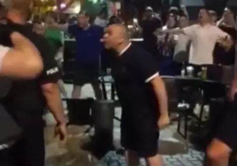 Euro 2016. E război la Marsilia! Poliția a intervenit cu gaze lacrimogene și a operat arestări / GALERIE FOTO și VIDEO