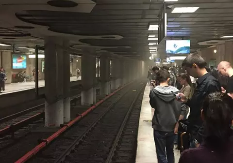UPDATE / Circulația metroului pe magistrala Berceni-Pipera a fost reluată. Pompierii au intervenit după ce a ieșit fum din tunel / FOTO