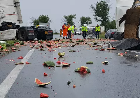 Zeci de pepeni s-au împrăștiat pe DN1, în urma unui accident în județul Sibiu