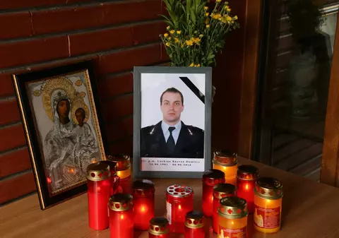 Fabrica de la Jilava arde de trei zile | Pompierul mort, înmormântat vineri