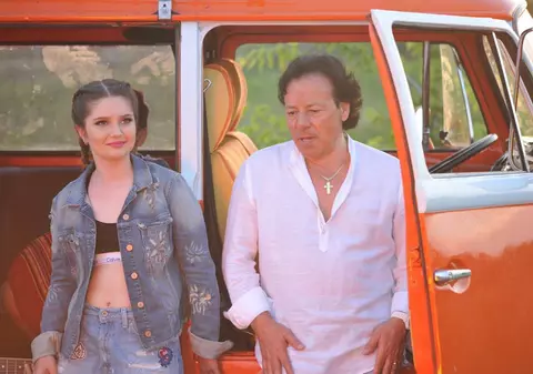 Celebrul cântăreț italian, Francesco Napoli, apare în clipul unei…românce