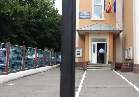 Învățământ cu pumnii la Buzău, pentru un elev din clasa a treia