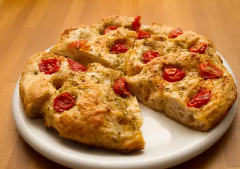 Libertatea te ajută să găteşti ieftin şi bun. Focaccia cu roşii la doar 9,50 lei