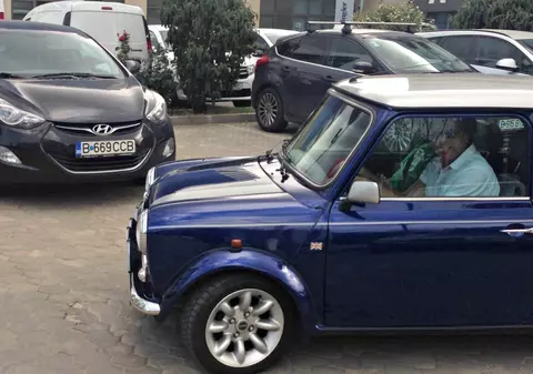 Asta da extravaganță! Un cunoscut muzician a dat Rollys Royce-ul exclusivist pe un Mini Cooper recondiționat!