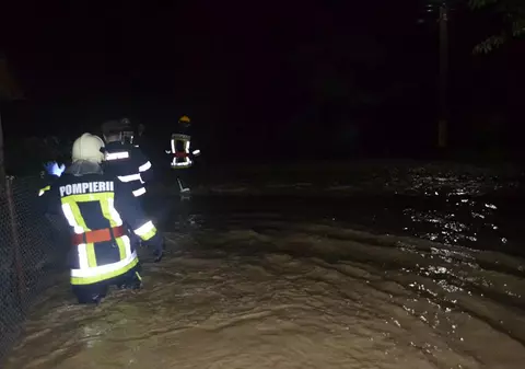 Localități din nouă județe, afectate de inundațiile, după ploile de luni