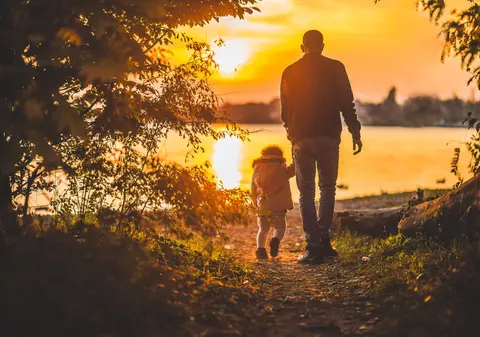 Sondaj: Tații moderni știu cum să își protejeze online copiii