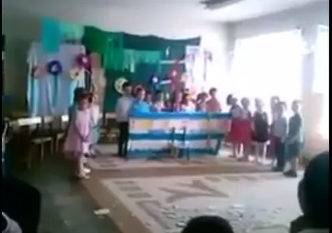 Învață în vestiarele sălii de sport. Chinul copiilor de grădiniță din Tulcea