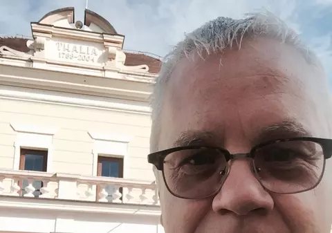Actorul Tim Robbins, impresionat de Sibiu! Și-a făcut selfie în fața Filarmonicii