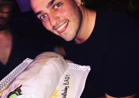 Cel mai popular comic român pe internet a primit de ziua lui o șaorma gigant. A împărțit-o cu invitații!