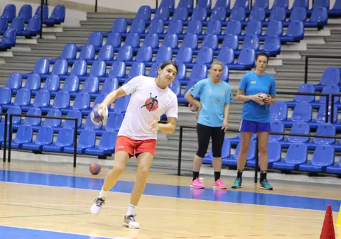 Fetele de la handbal pregătesc turneul olimpic la Ploiești. Antrenamente pe ritmuri muzicale / VIDEO