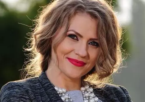 Mirela Boureanu Vaida, la plajă cu fiica ei. Cum arată prezentatoarea însărcinată în luna a opta