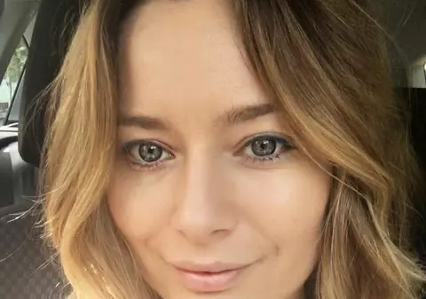 Laura Cosoi şi-a schimbat look-ul. A renunţat, după mulţi ani, la blond