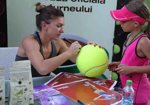 Simona Halep a dat autografe la BRD Bucharest Open GALERIE FOTO