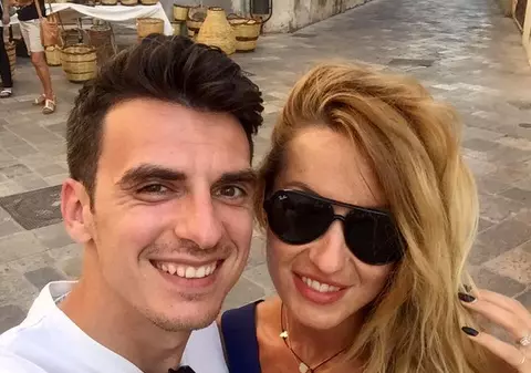 "Vecina" Flavia a încins atmosfera pe plaja din Italia. Cum arată în costum de baie