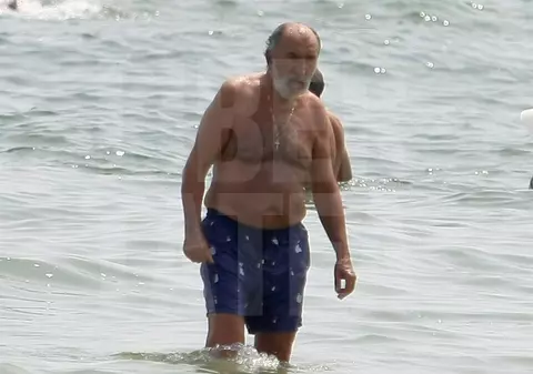 Surfer-Țiri! Miliardar la apă! Fostul jucător de tenis Ion Țiriac s-a bălăcit după decenii pe litoralul românesc. Atunci, mergea la mare cu singura lui soție | FOTO