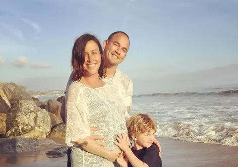 Mândră de burtica ei! Alanis Morissette a pozat complet dezbrăcată în ultima lună de sarcină