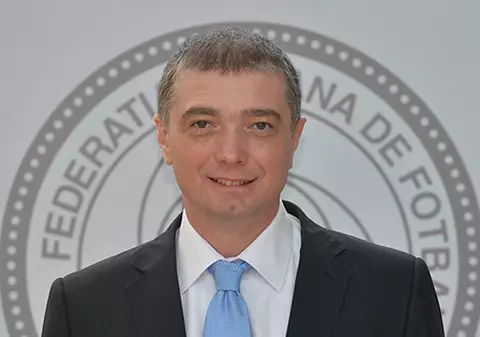 Un antrenor fără nume și un politruc se luptă pentru postul de translator al viitorului selecționer