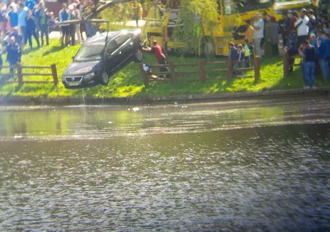 A plonjat cu mașina în lac FOTO
