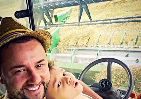 Ieri l-a dus la recoltat de grâu, astăzi și-a surprins din nou băiețelul. Imagine de colecție cu Măruță și David