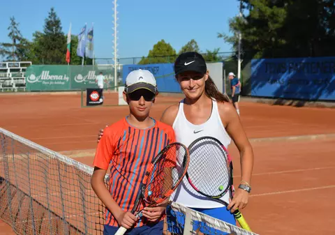 Turneele marca Tenis Partener și Tenis10 domină plaja de la Albena. Timp de 7 zile au loc probe de joc pentru pasionații de sportul alb mari și mici / GALERIE FOTO