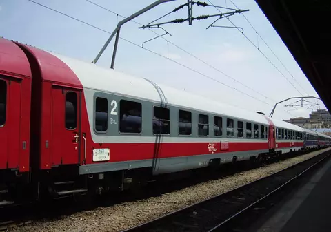Statul va fi obligat să plătească despăgubiri călătorilor CFR, dacă întârzie trenul