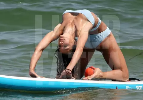 FOTO EXCLUSIV/ Cu trupul ăsta ar putea umili orice divă care ar îndrăzni să iasă la plajă alături de ea. Diana, cea mai fierbinte apariție de la malul Mării Negre