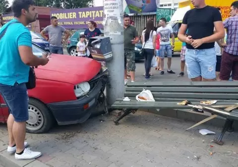 O șoferiță începătoare a izbit șapte oameni care stăteau pe o bancă în Iași