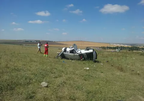 Loviți de mașina jandarmilor! Doi oameni au ajuns la spital