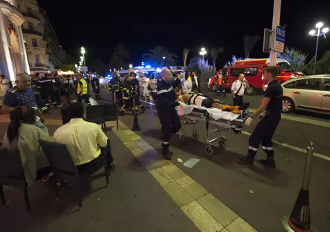 O femeie şi fiicele ei, aflate în vacanță în Franța, înjunghiate de un bărbat