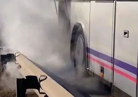 Un autocar în care se aflau 7 oameni a luat foc pe A1