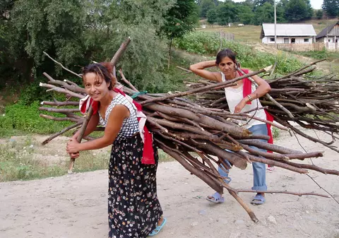 EXCLUSIV / Secretele comunității romilor turci. Și-au făcut palate țigănești, dar singurele venituri sunt alocațiile copiilor