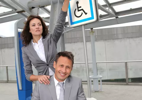 În vacanţă, cu scaunul cu rotile. Trei lucruri pe care trebuie să le ştie, la îmbarcarea în avion, persoanele cu mobilitate redusă