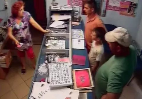 Surpriză de proporţii pentru câţiva hoţi care au furat o verighetă dintr-o bijuterie | VIDEO