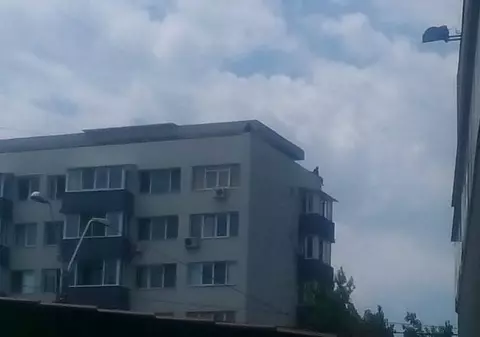 Două femei din Capitală s-au urcat pe un bloc de șapte etaje și amenință că se sinucid