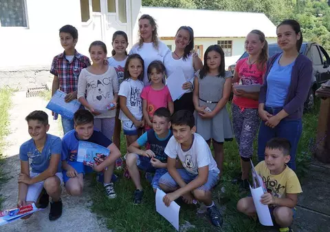 Satul din România unde copiii merg zilnic 7 kilometri pe jos pentru a ajunge la școală