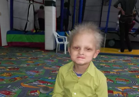 ”Copilul de zăpadă" caută o rază de speranță. Micuțul din Făgăraș speră să găsească în Germania leac pentru boala sa