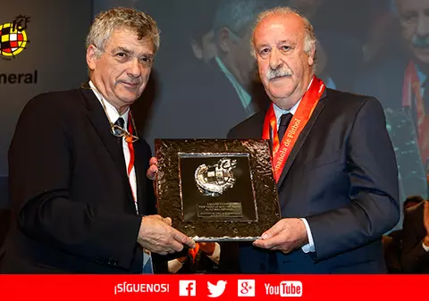 Legendarul antrenor Vicente Del Bosque a fost premiat de federația spaniolă la retragerea din activitate | VIDEO