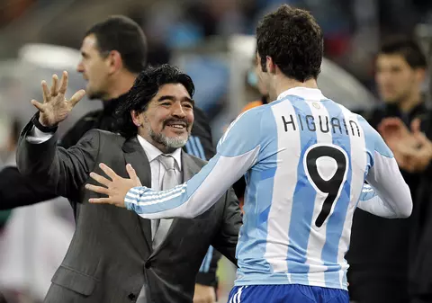 Marele Maradona a luat foc: ”Mă doare să văd că Higuain a mers la Juventus!”