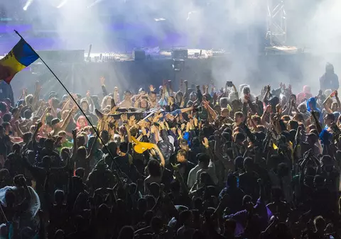 Electric Castle, a doua zi de concerte și de... ploaie | Chitaristul de la Enter Shikari, purtat pe brațe de spectatori