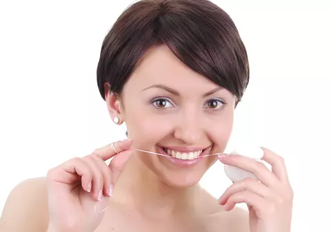 Punem pariu că nu ştiai... cum se foloseşte corect aţa dentară!