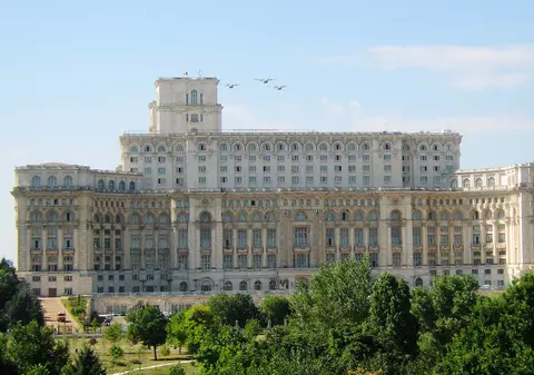 Avioane și elicoptere militare au survolat Palatul Parlamentului