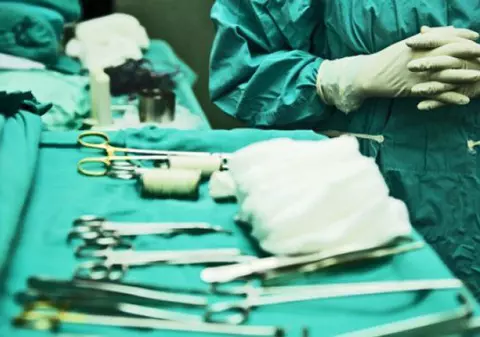 O bătrână din Roman a rămas fără un picior, după ce a fost plimbată timp de 7 ore prin mai multe spitale