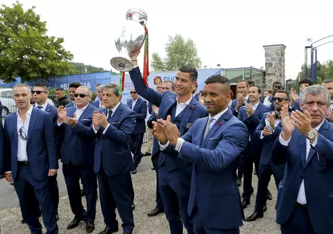 Euro 2016. Campionii Europei au ajuns cu trofeul în Portugalia. Dedicație pentru Eusebio / GALERIE FOTO&VIDEO