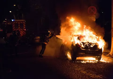 Violențe lângă Paris, după ce un tânăr ar fi fost violat de mai mulți polițiști
