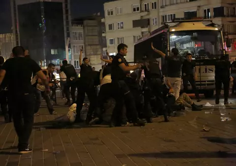 Fotografie virală din Turcia | Un polițist a fost "sfidat" de  o pisică