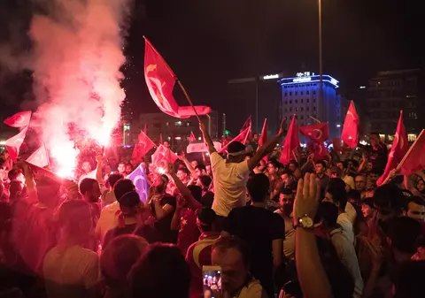 Tentativă de lovitură de stat în Turcia | Mii de turci au sărbătorit în stradă eșecul puciului