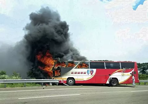 Accident cu 26 de morți. Un autobuz cu turiști a luat foc